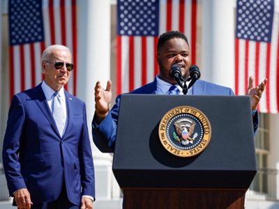 SparkCharge CEO Josh Aviv ’15, G’17 Introduces President Biden L’68 Before CHIPS, Science Act Signing