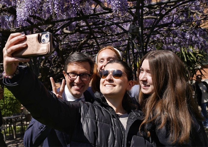 Mayor of Florence Visits Syracuse University Florence for Book Presentation