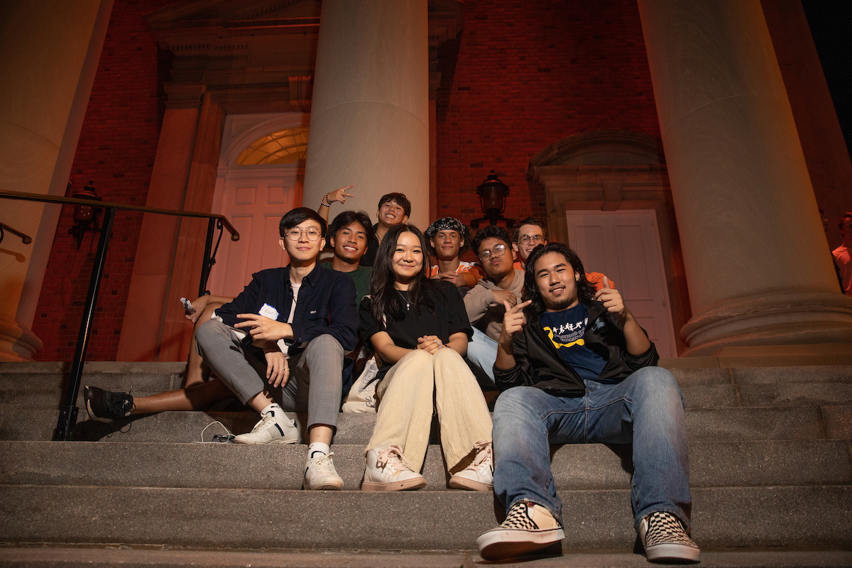 students gather together on the steps of Hendricks Chapel at an ice cream social event during Syracuse Welcome 2022