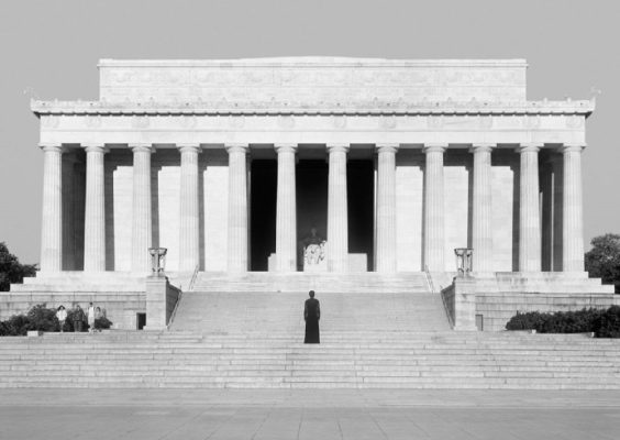 Carrie Mae Weems H'17 in front of the Lincoln Memorial