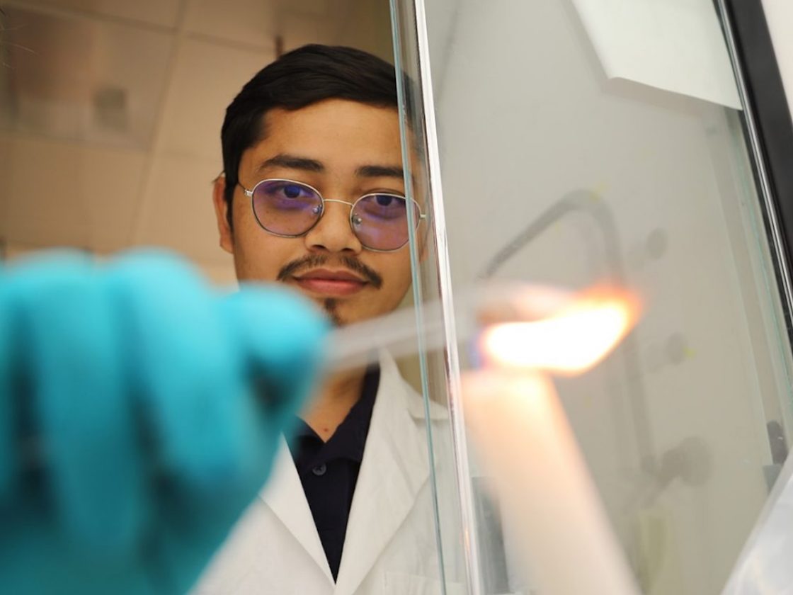 Graduate Students Invent Slippery, Water-Repellent Surface Using Wax Candles
