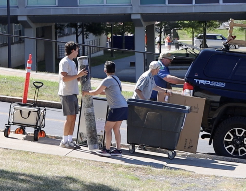 Families Offer Words of Wisdom During Welcome Week Move In